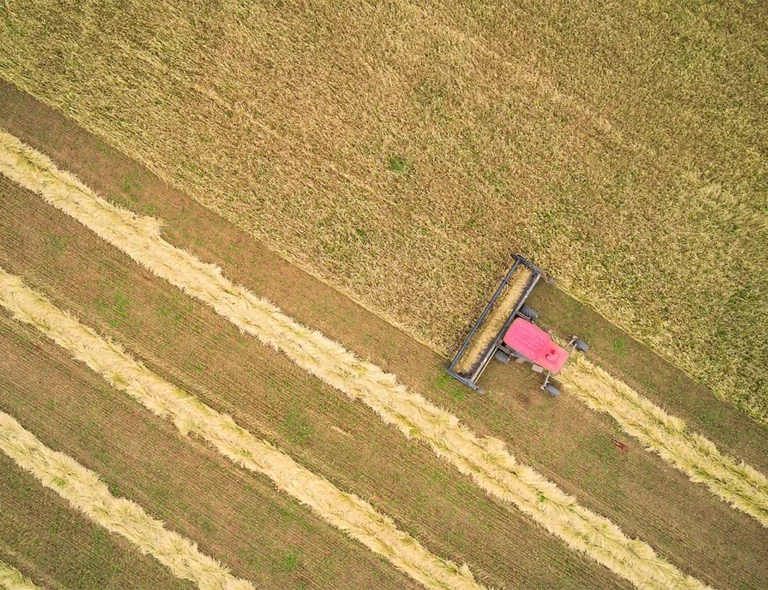 Vid foderhantering är det viktigt att arbetet flyter på smidigt. Strängläggare och släpräfsor finns i vårt sortiment för Lantbruksredskap. Staffans Maskin